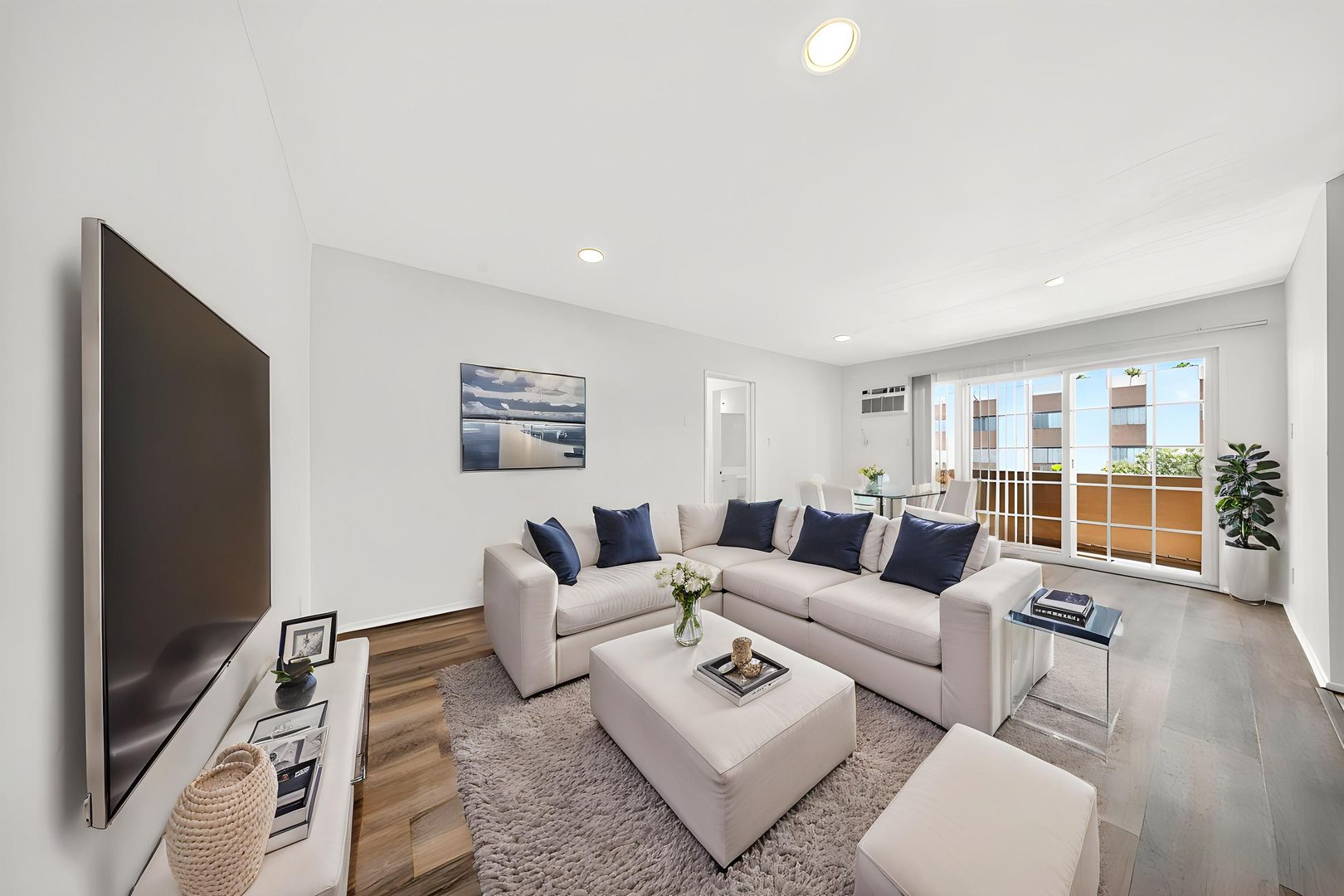 Los Angeles Apartment: 1179 S. Crenshaw Blvd.