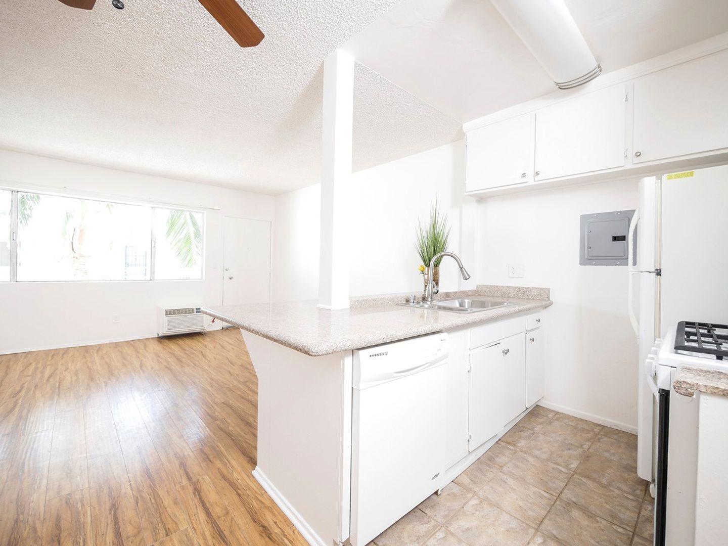 Van Nuys Apartment: 15925 Victory Blvd