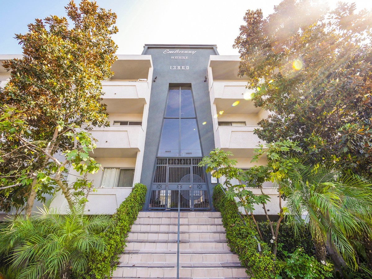 Sherman Oaks Apartment: 13860 Burbank Blvd.