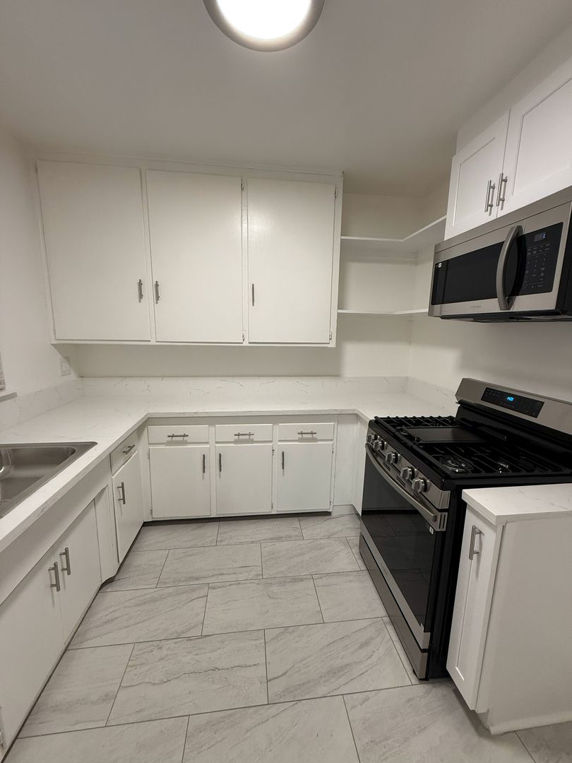 Los Angeles Apartment: 2469 S. Robertson Blvd.