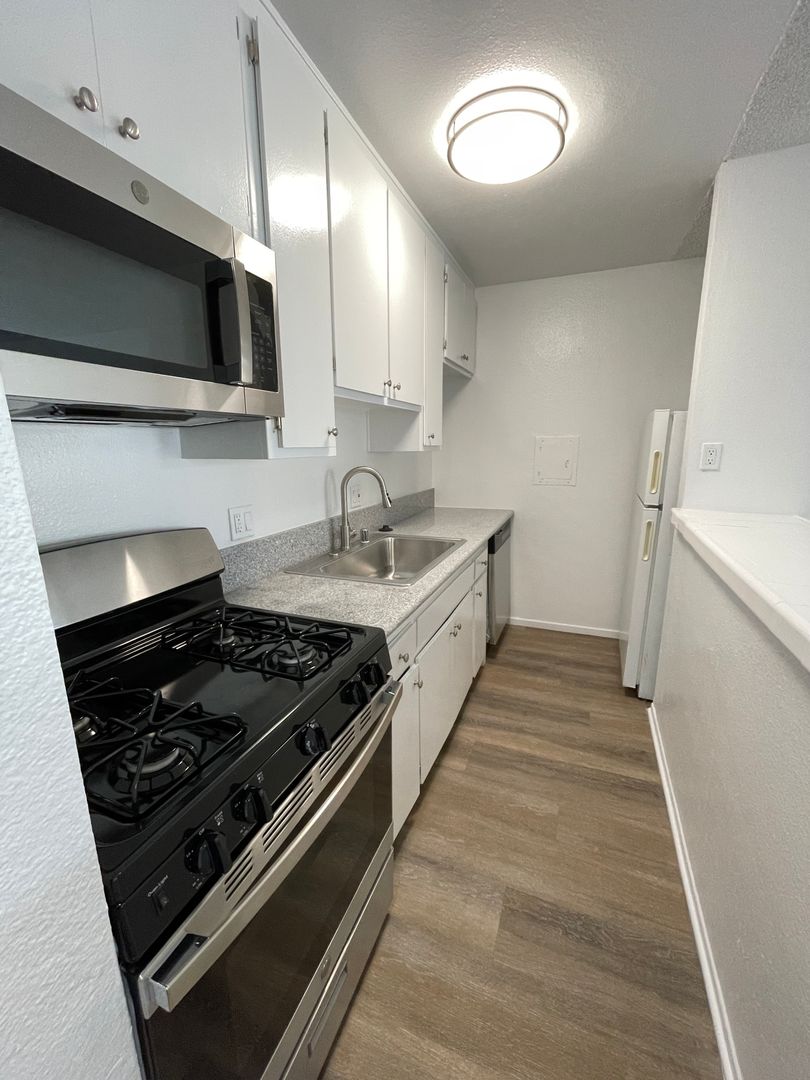North Hollywood Apartment: 6736 Cleon Ave.