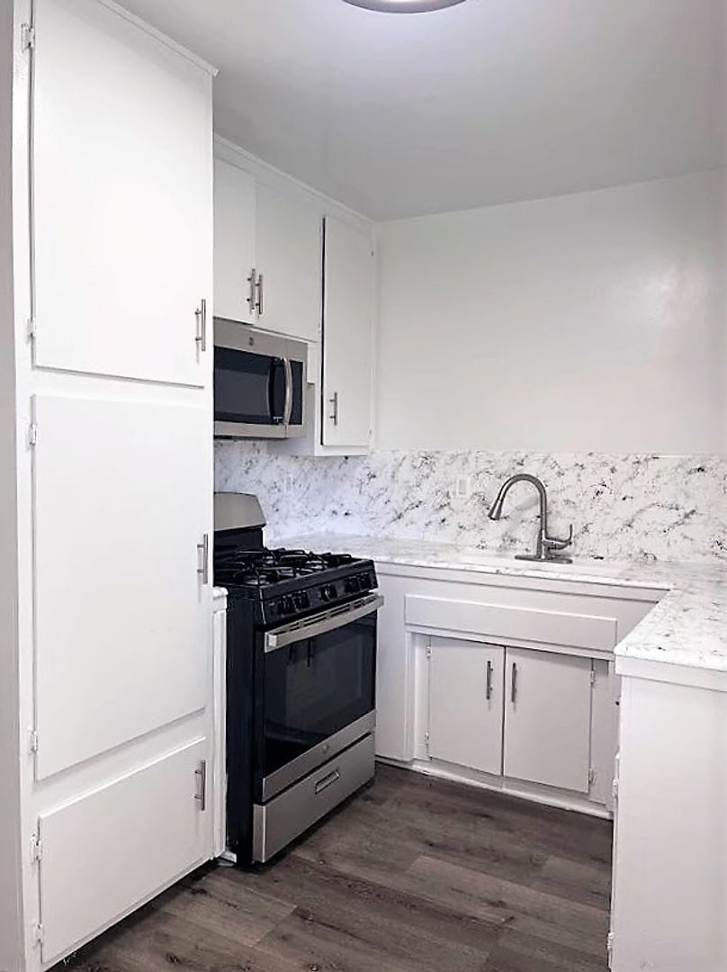 Oxnard Apartment: 1600 W. 5th St.