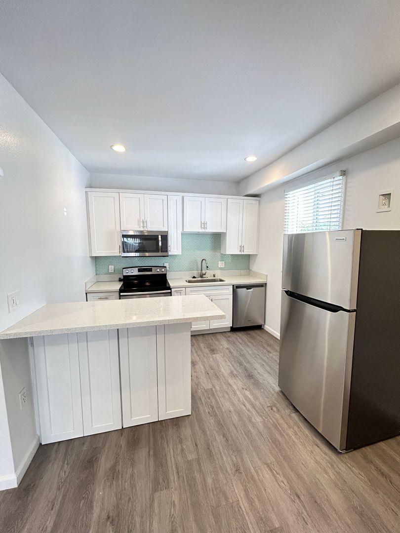 Santa Monica Apartment: 2622 28th St.