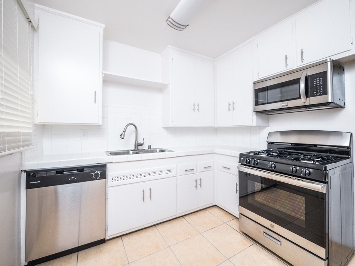 Van Nuys Apartment: 5700 Hazeltine Ave.