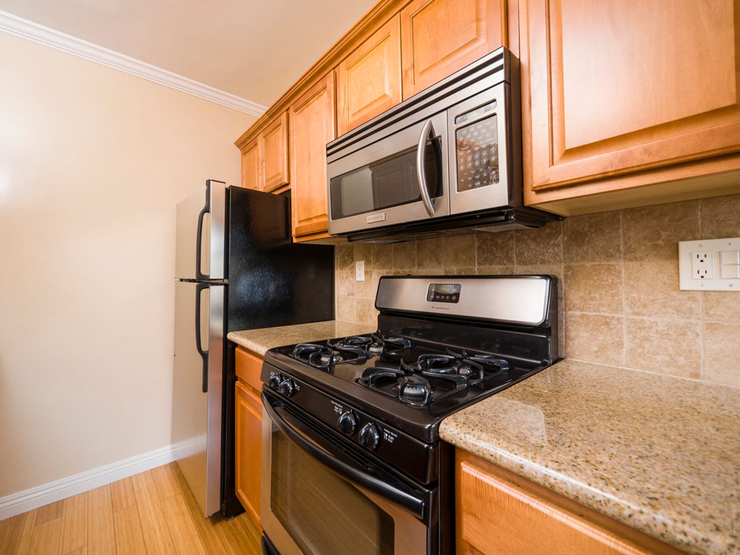 Los Angeles Apartment: 4718 Centinela Avenue