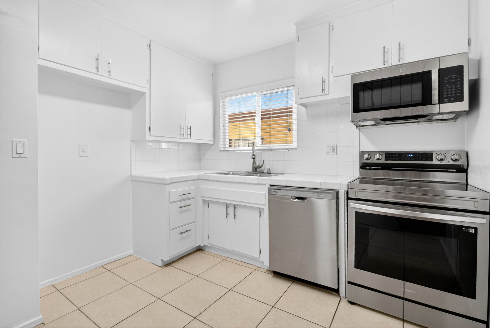 Canoga Park Apartment: 21736 Roscoe Blvd.