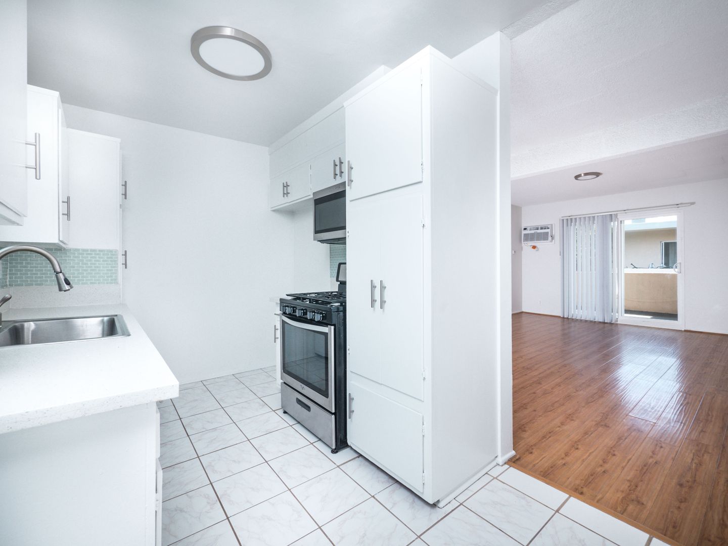 Santa Monica Apartment: 1863 10th St.