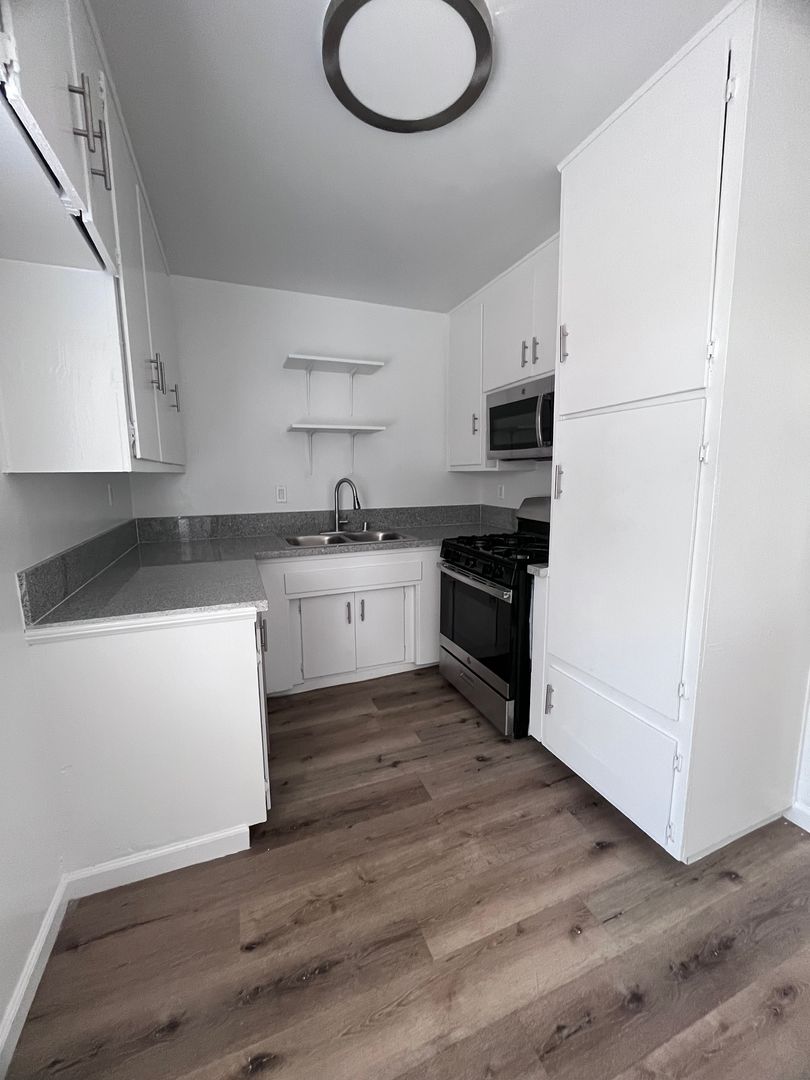 Oxnard Apartment: 1600 W. 5th St.