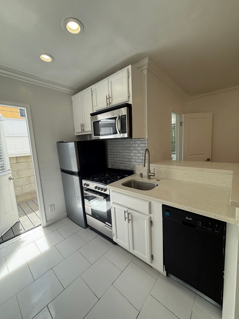 Los Angeles Apartment: 3742 Motor Ave.