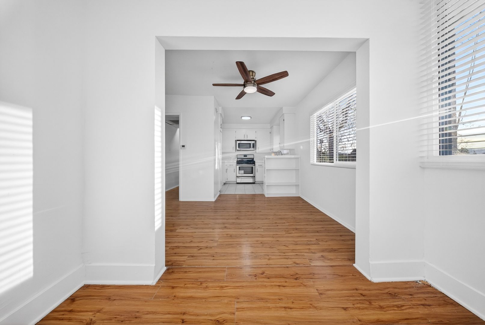 Sherman Oaks Apartment: 13860 Burbank Blvd.