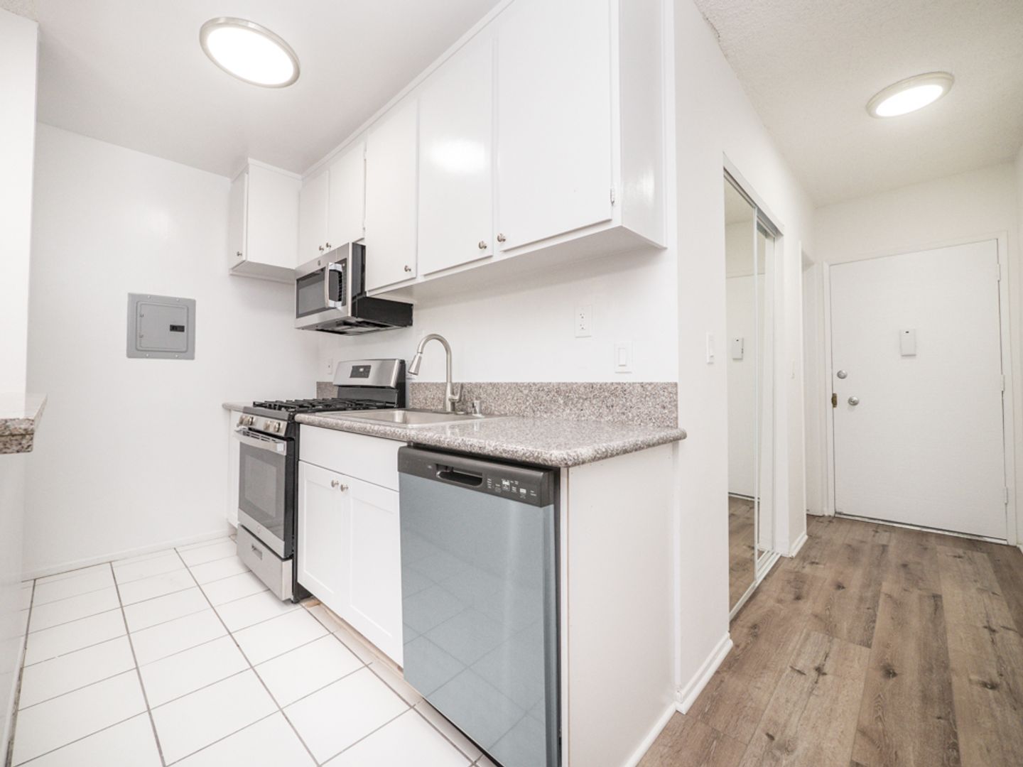 Van Nuys Apartment: 15925 Victory Blvd