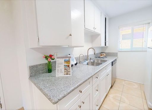 Upgraded Upper 2BR/2BA in Winnetka w/ Private Patio, Pool & Dual En-Suite Baths!