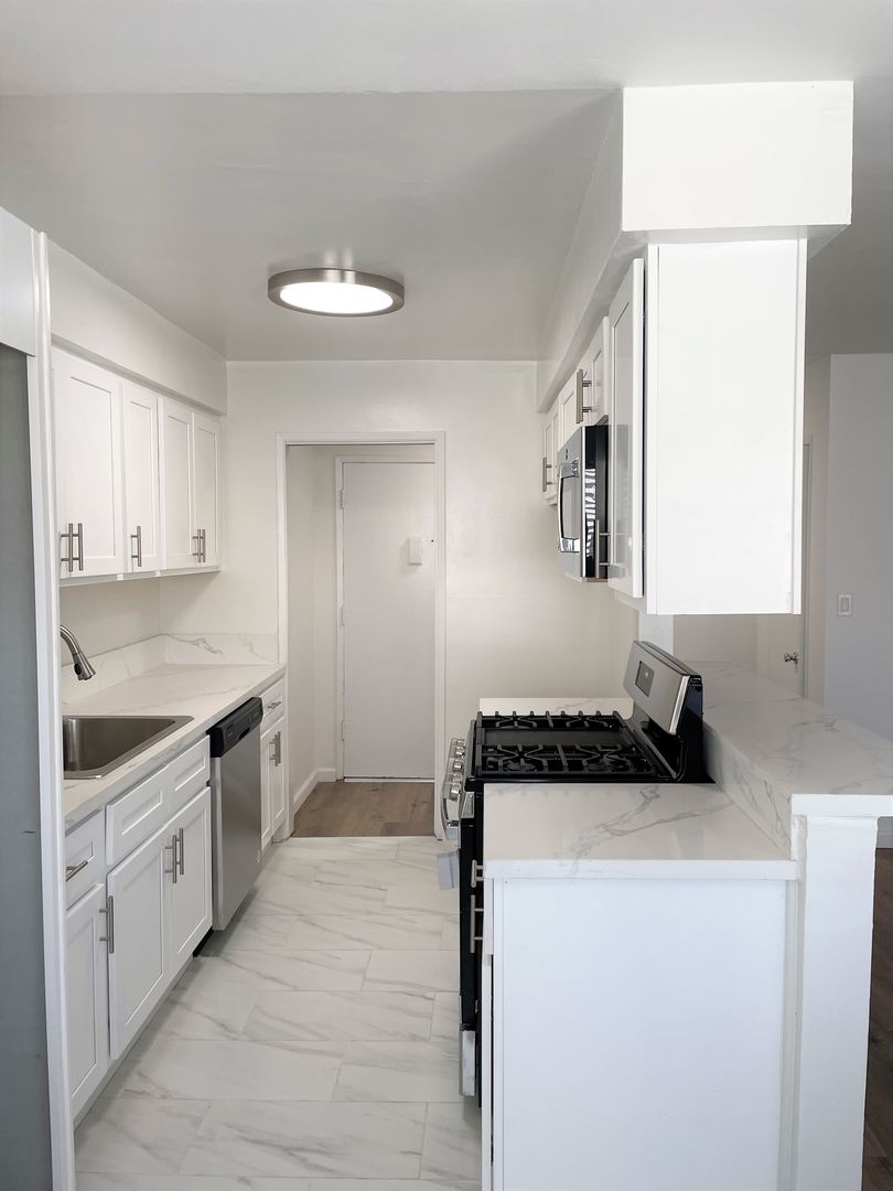Los Angeles Apartment: 817 S. St. Andrews Pl.