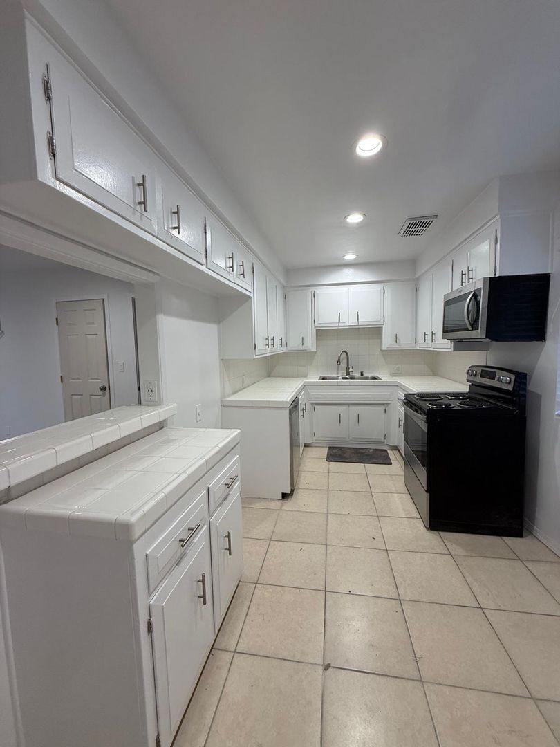 Sherman Oaks Apartment: 13952 Moorpark Street
