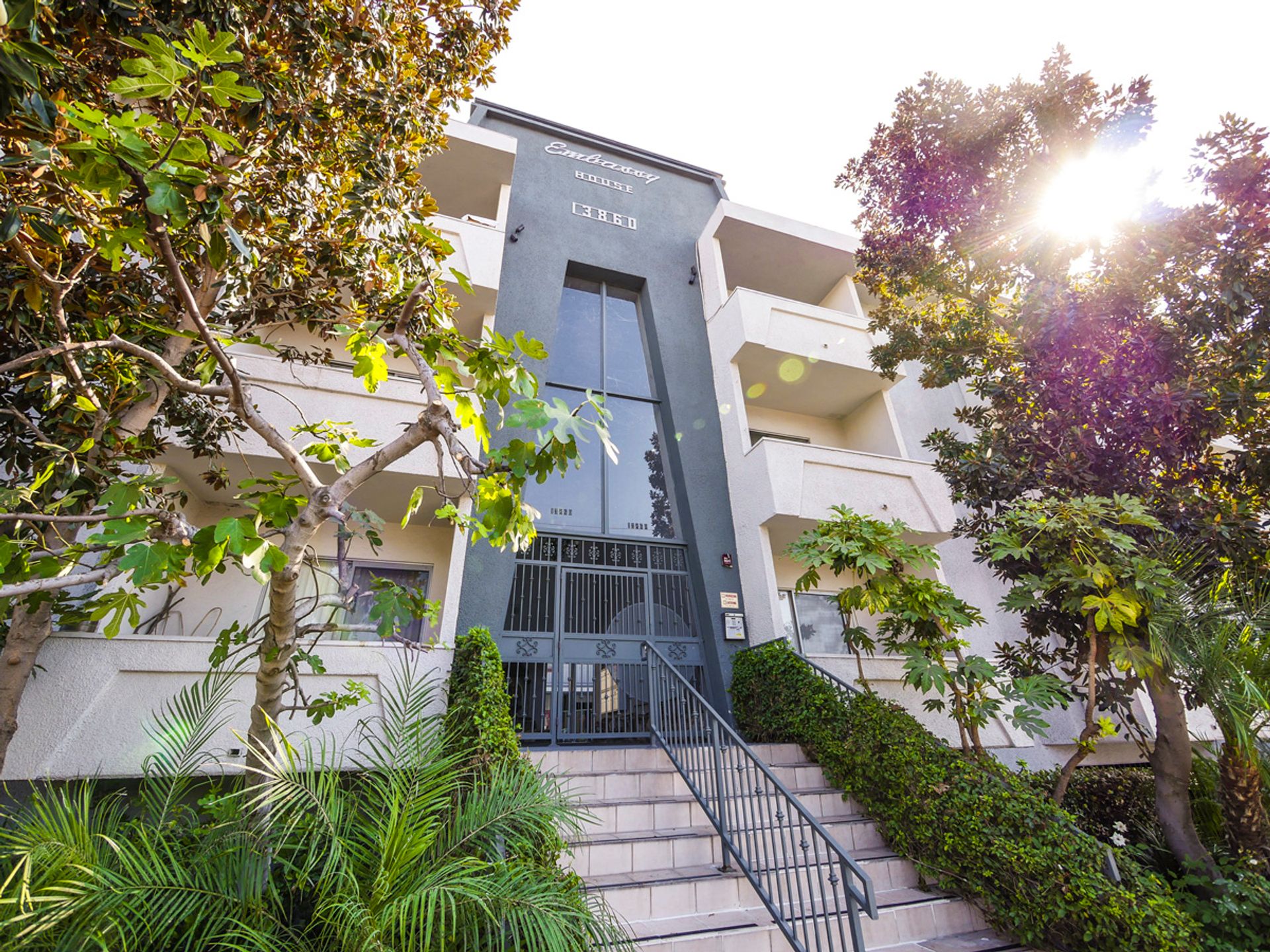 Sherman Oaks Apartment: 13860 Burbank Blvd.