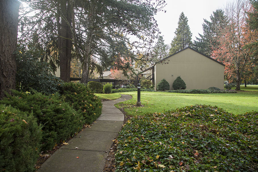 Eugene Apartment: 1800 Cal Young Road