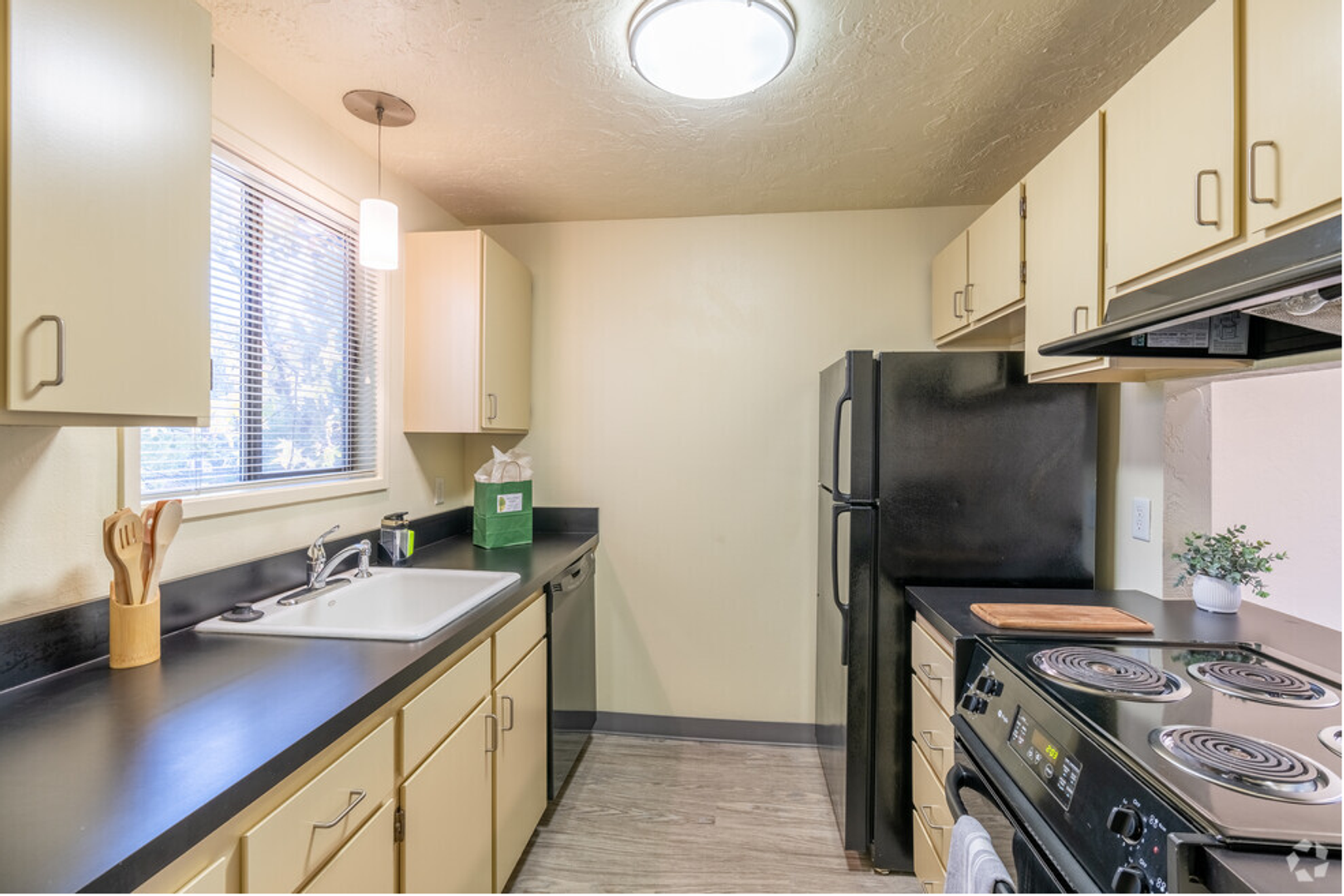 Eugene Apartment: 1800 Cal Young Road