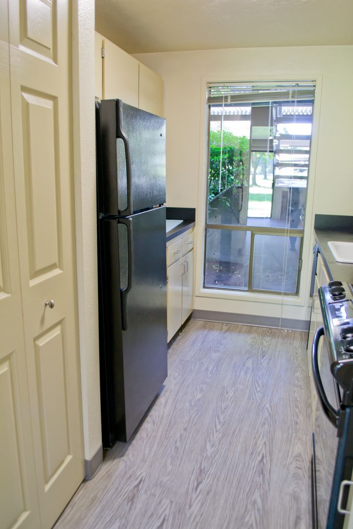 Eugene Apartment: 1800 Cal Young Road