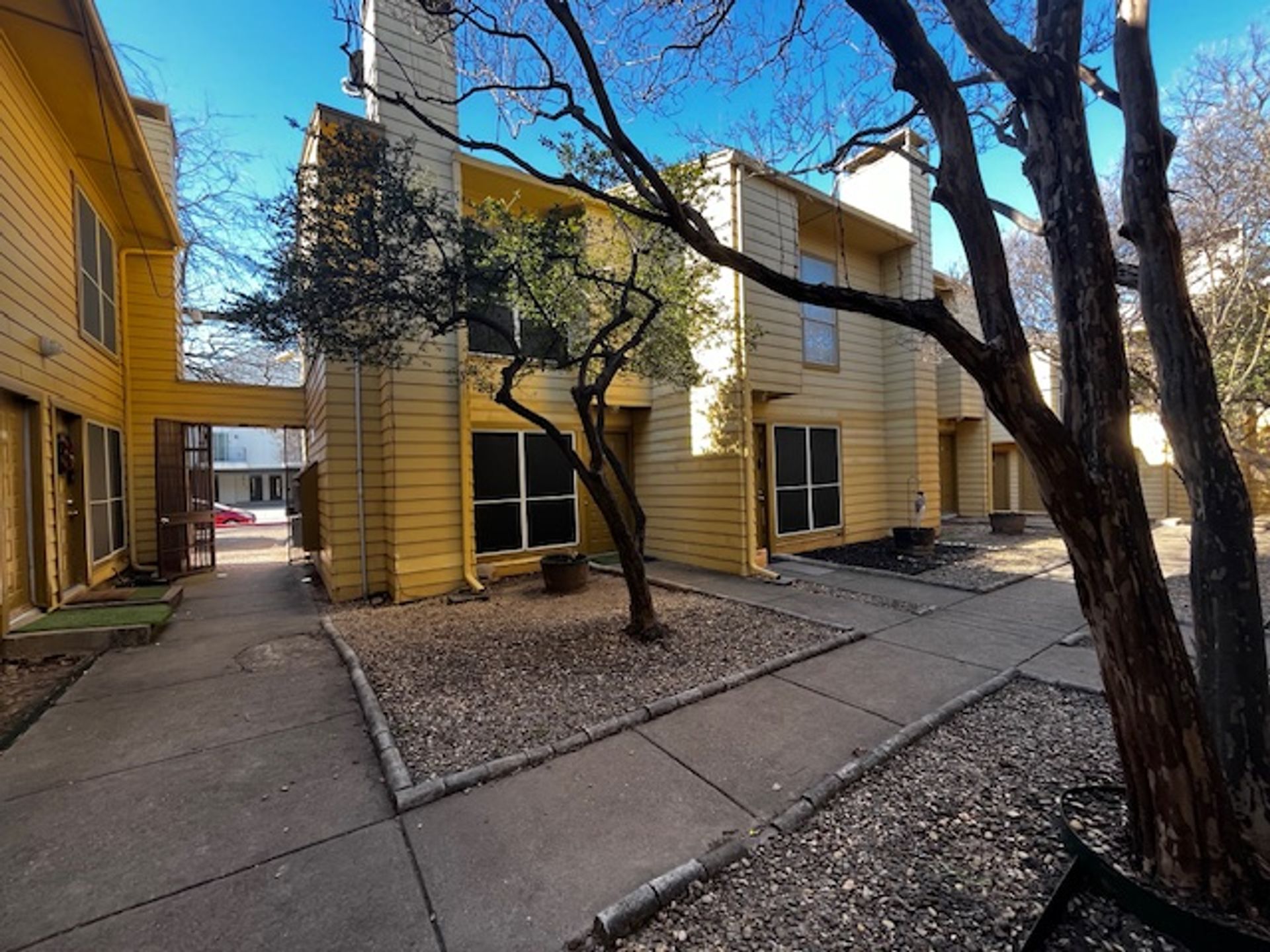 Dallas Apartment: 2016 N. Prairie Ave.