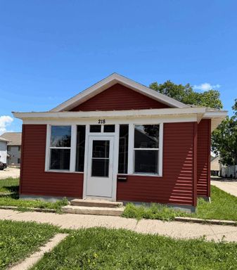 3 BR house a few blocks away from UW-L! – photo 1