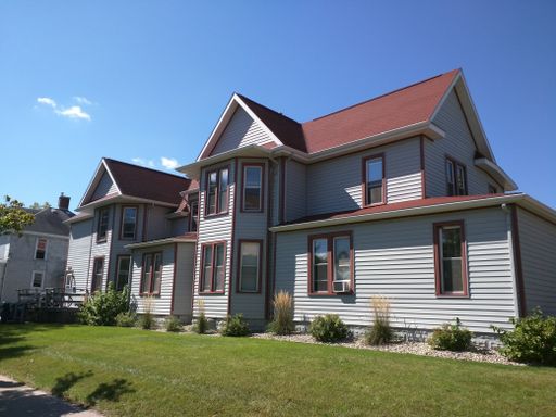 Upper, cozy 3 Bedroom/1 Bath Super Close to UW-L – photo 1