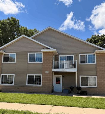 3 BR, 2 Bath multi-level apartment super close to UW-L! – photo 1
