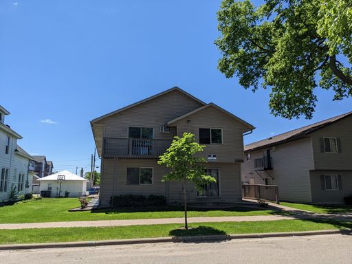 5 Bed 2 Bath Rental at APT 02, 1122 VINE ST, La Crosse, WI – photo 1