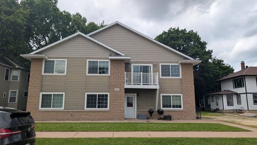Spacious 5 BR 2 Bath multi-level apartment available super close to UWL campus! – photo 1