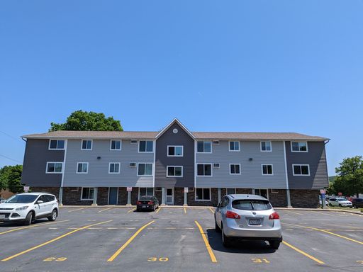 Lots of Room and Amenities - So Close to UW-L Campus! – photo 1