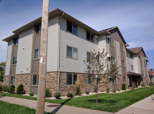 3 Bed 1 Bath Rental at APT 17, 509 12TH ST N, La Crosse, WI – photo 1