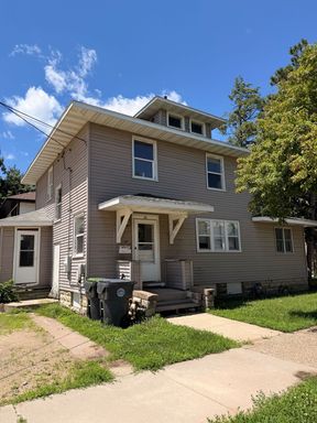 Large 5 BR, 1 Bath house 2 blocks from UWL! – photo 1