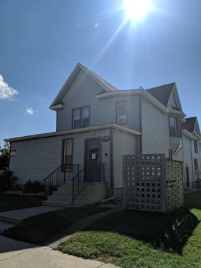 Super Charming 1 Bedroom Lower Apartment Steps from UW-L! – photo 1