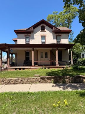 4 Bed 1 Bath Rental at 1301 State St, La Crosse, WI – photo 1