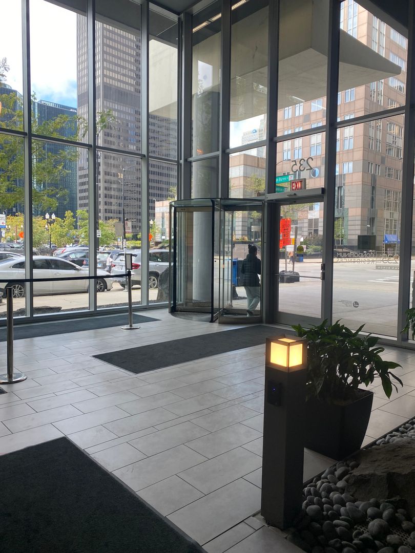 Chicago Condo: 235 W Van Buren St #3910