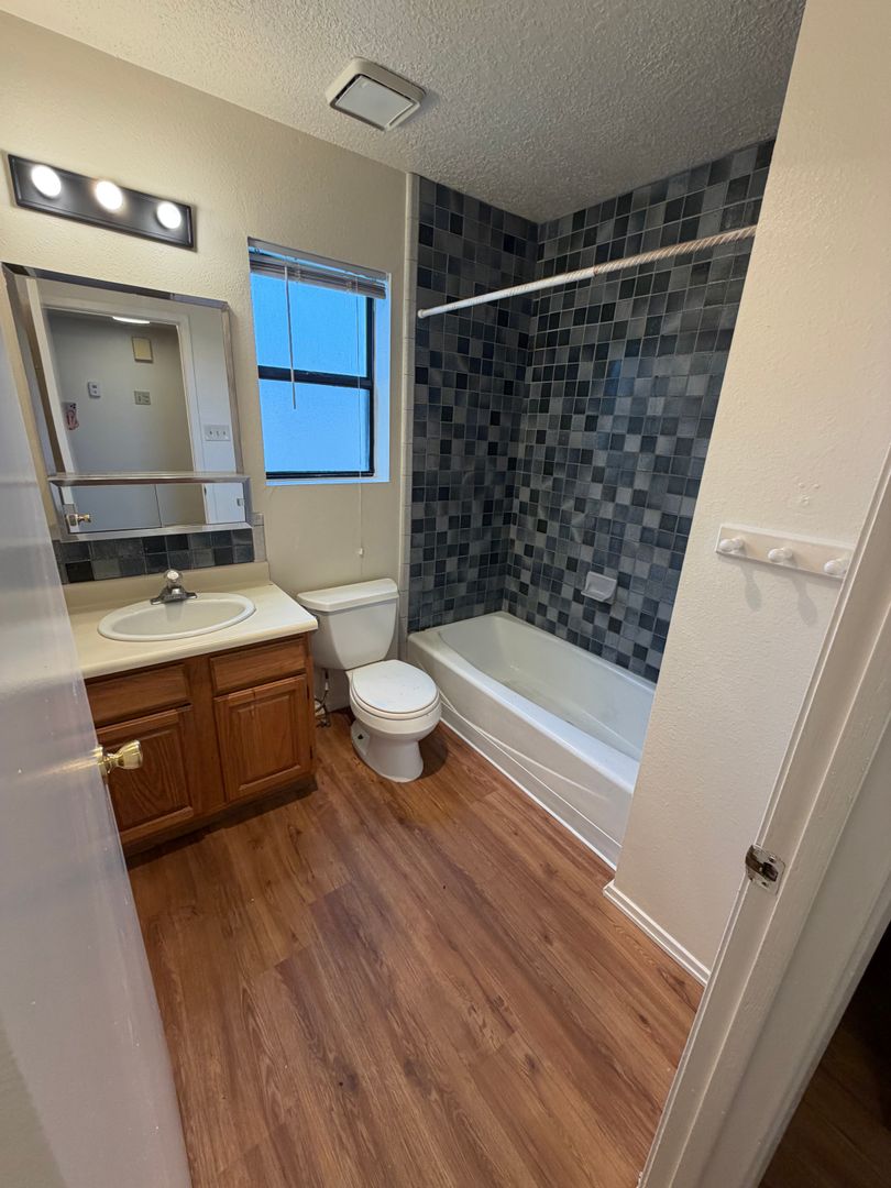 Albuquerque Apartment: 1405 Dr. Martin Luther King Jr. Ave NE