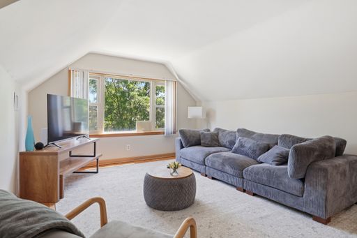 Fully Furnished Short Term Rental Near Alverno Collage/St Luke's. 1 Bed Upper/Central AC – photo 1