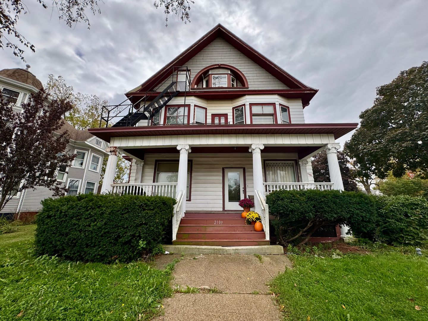 Racine Apartment: 2109 Washington Avenue - Unit 1F - LOWER FRONT