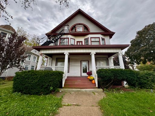 Charming 1-Bedroom Racine Apartment | (1) Off St Parking | Utilities Included | Built in Bookcase | Built In Window AC | Near Public Transport – photo 1