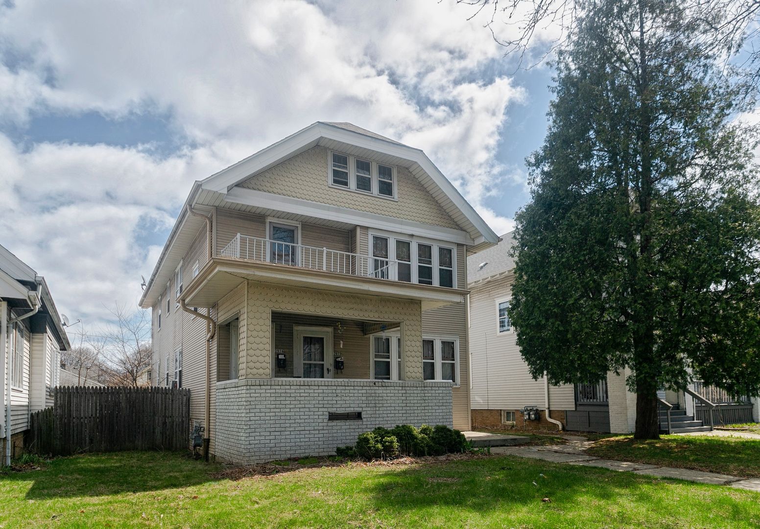 Milwaukee Apartment: 2972-74 N 50th