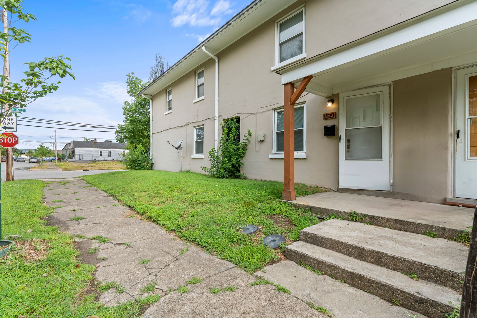 Louisville House: 1529 Anderson St