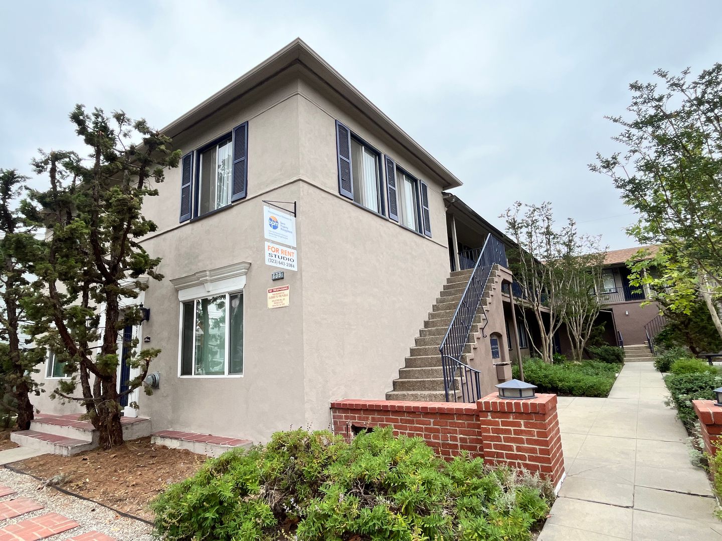 Long Beach Apartment: 639-645 E Carson St