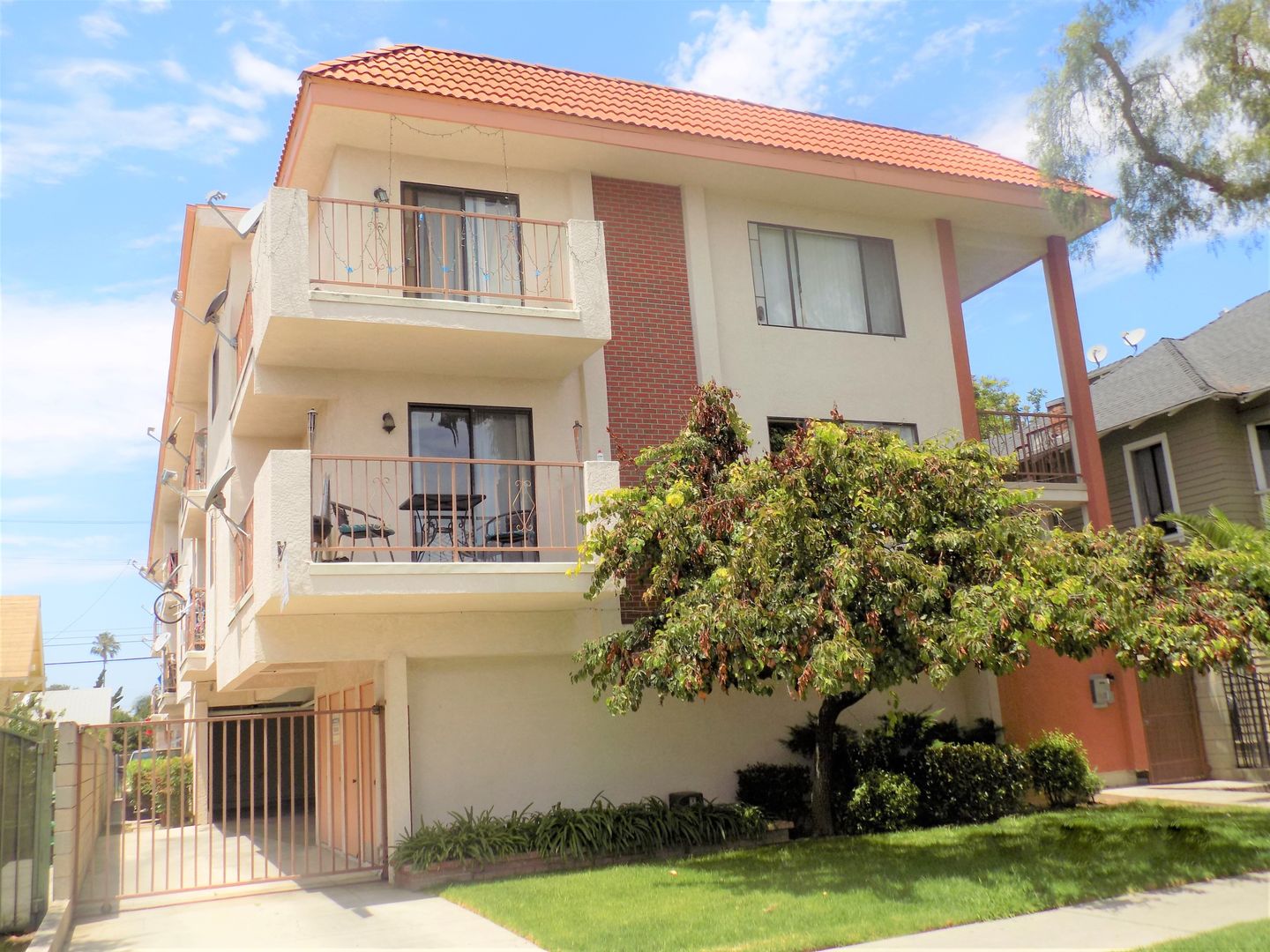 LONG BEACH Apartment: 837 OLIVE AVE