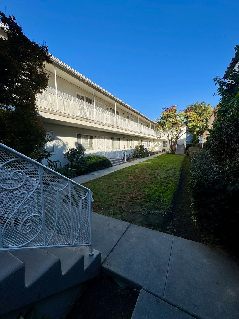 LONG BEACH Apartment: 1517 E. 3RD ST. #12