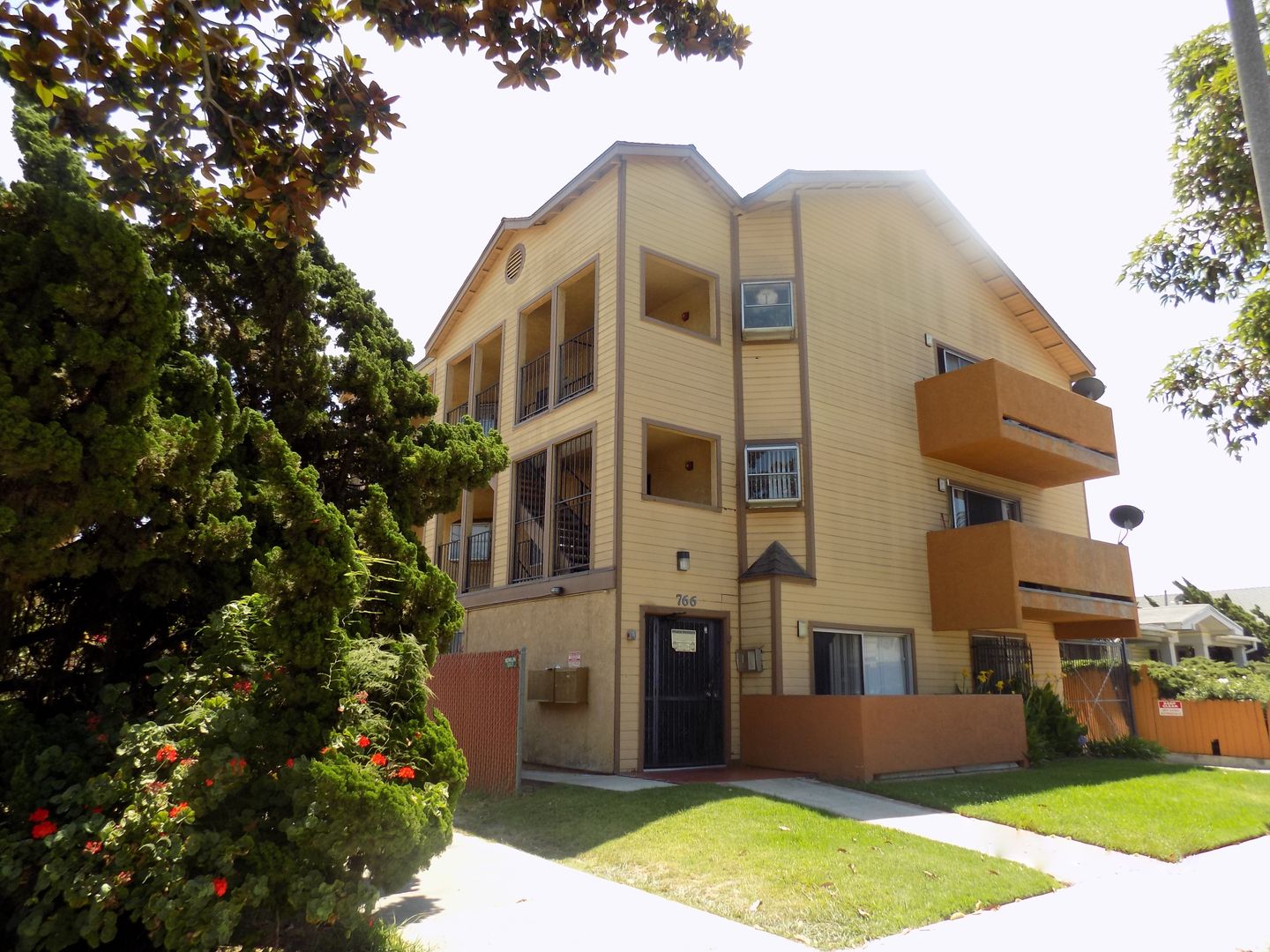 LONG BEACH Apartment: 766 GARDENIA AVE