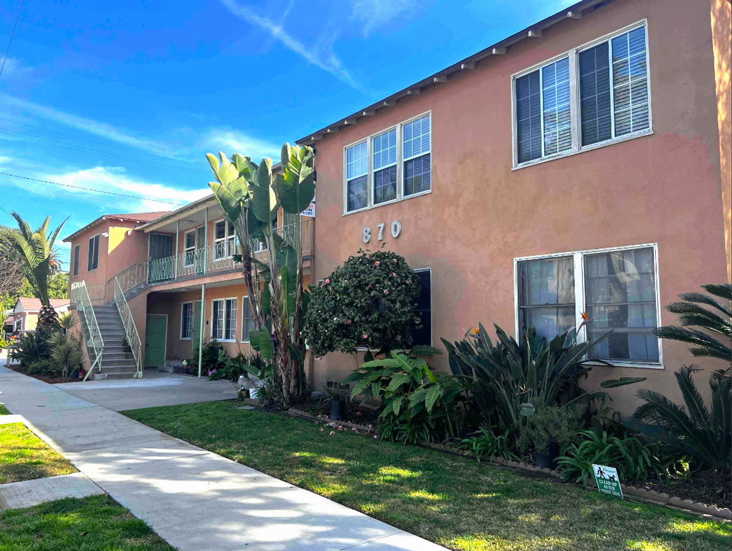 Long Beach Apartment: 870 W 19th St.