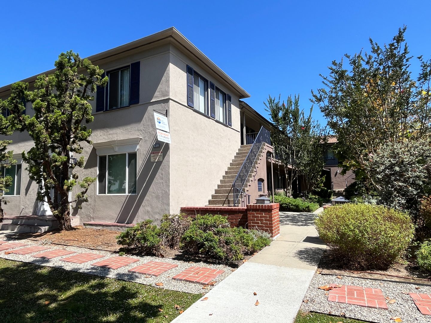 Long Beach Apartment: 639-645 E Carson St