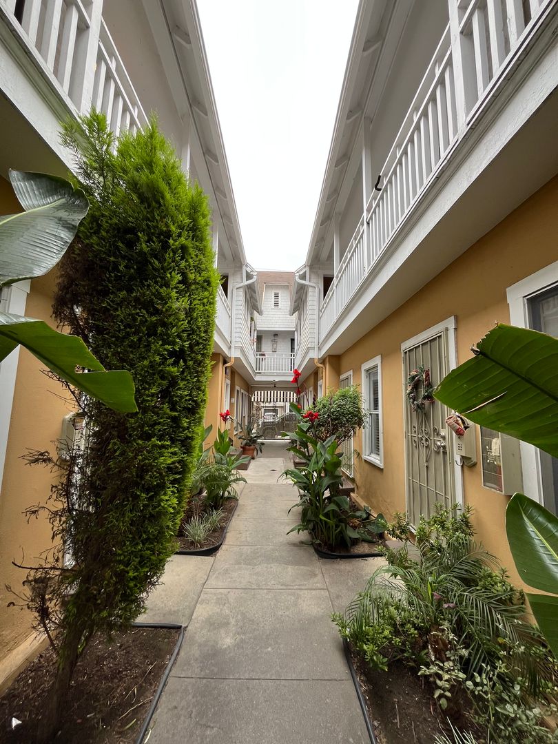 LONG BEACH Apartment: 1724 E 4th ST