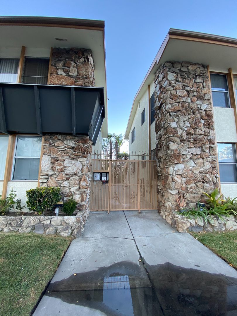 LONG BEACH Apartment: 903-909 E 1st ST