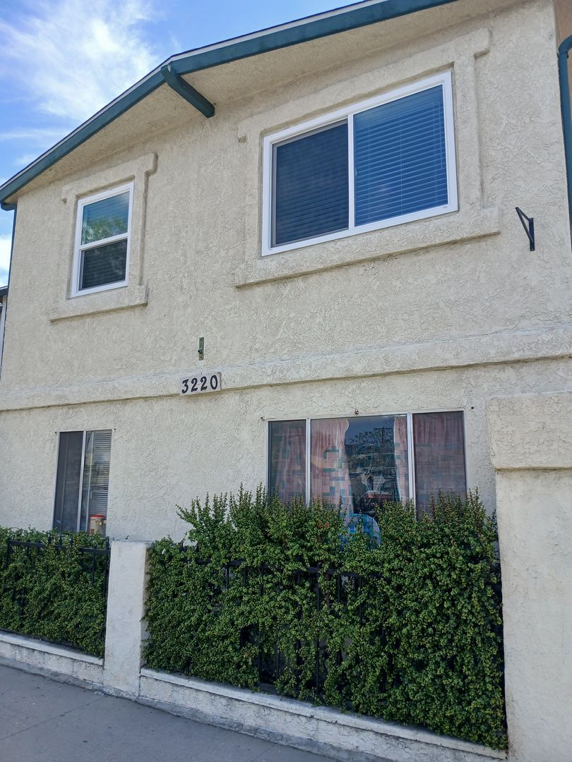 Long Beach Apartment: 3220 Santa Fe Ave