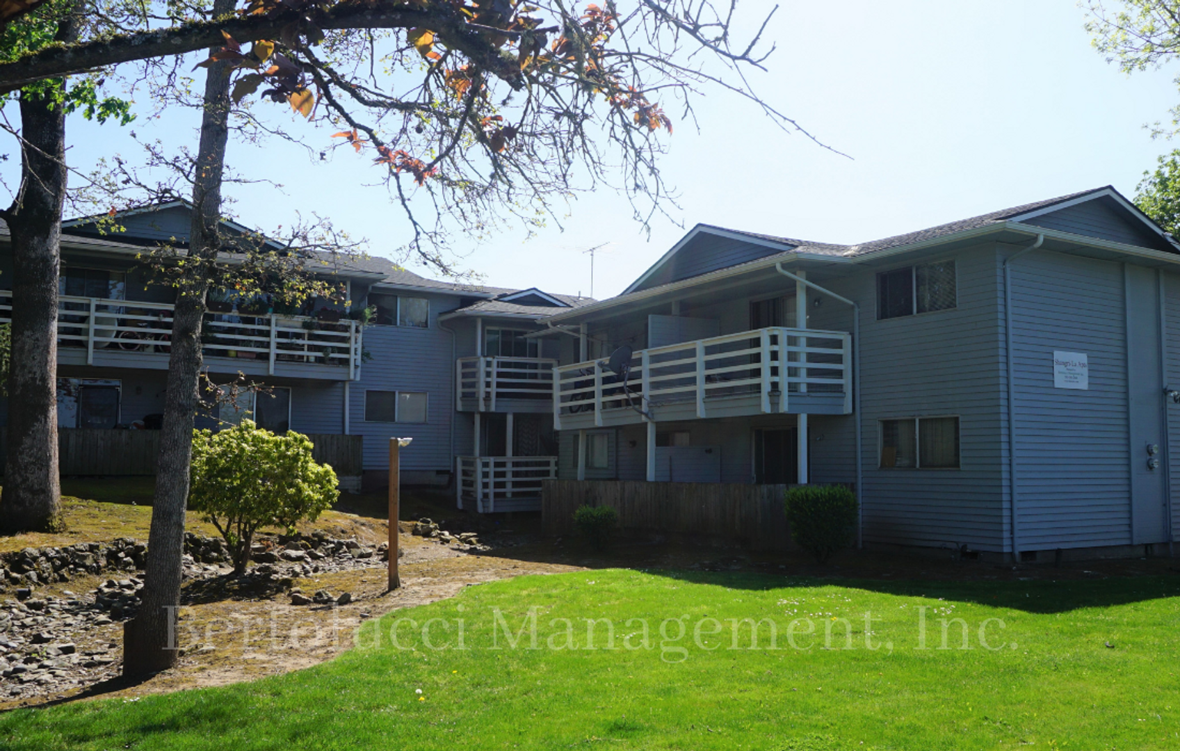 Salem Apartment: 612-614 Shangri La Ave NE